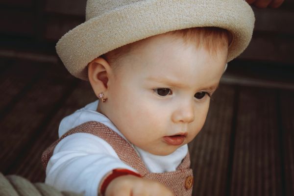 Choisissez des boucles d'oreilles bébé en toute sécurité