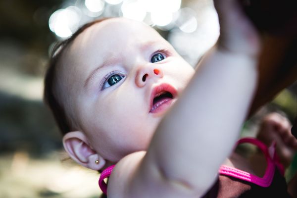 Choisissez des boucles d'oreilles bébé en toute sécurité